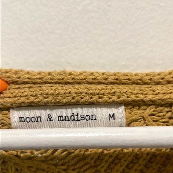 Moon & Madison Cable Knit Sweater Size Medium - Picture 2 of 5